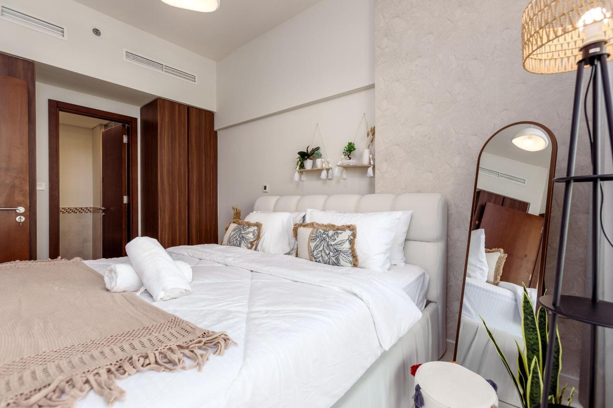 Boho 2bhk Near Mall With Nightlife Apartment *